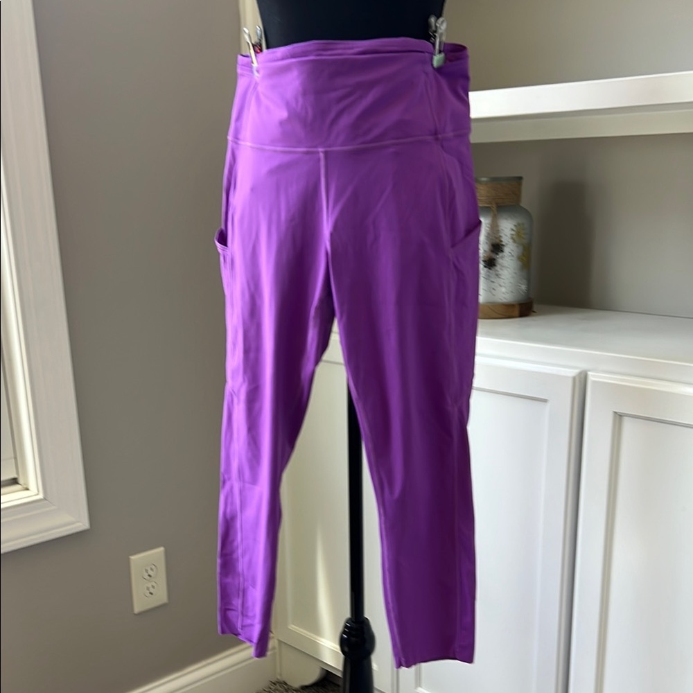 Lululemon Fast and free HR 23 inch crop in color moonlight magenta